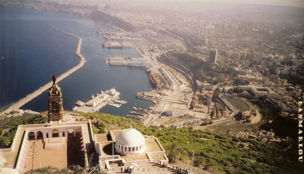ORAN 10 2005 047 VUE DU FORT SUR LA BASILIQUE ET SES PELERINS EN ADMIRATION DEVANT ORAN.JPG